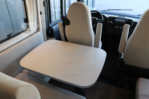 Integroitu matkailuauto Carado I 447