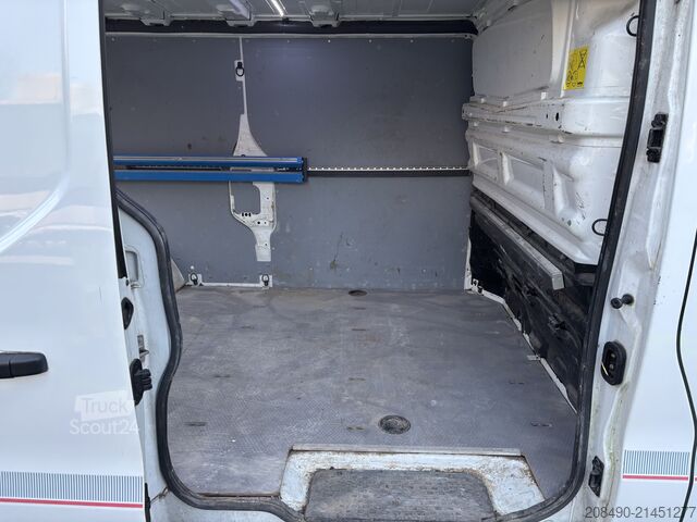 Skåpbil, navigation, klimatanläggning, 89 kW, nybesiktigad Renault Treafic L