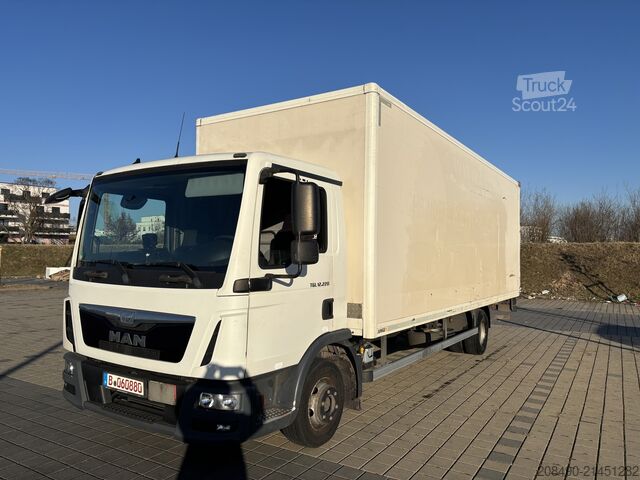 Nákladné vozidlo s boxovou nadstavbou / zdvíhacie čelo, vzduchové pruženie, ťažné zariadenie MAN TGL 12.220 BL