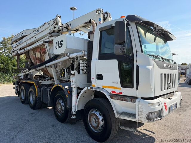 Kamion sa pumpom za beton Astra HD8 84.45