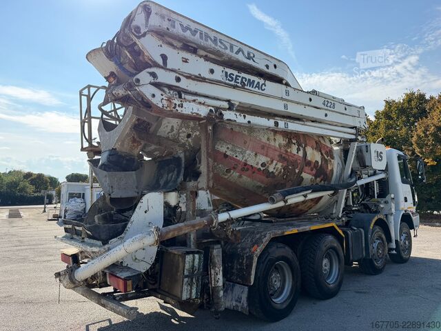 Kamion sa pumpom za beton Astra HD8 84.45