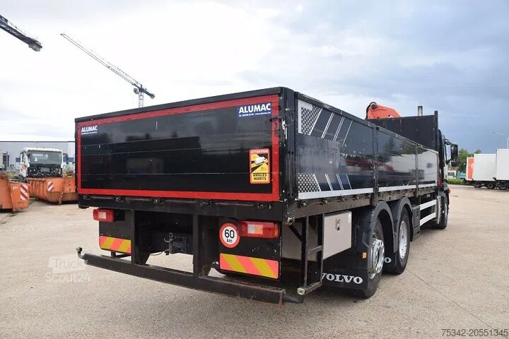 Vrachtwagen met kraan Volvo FM 330