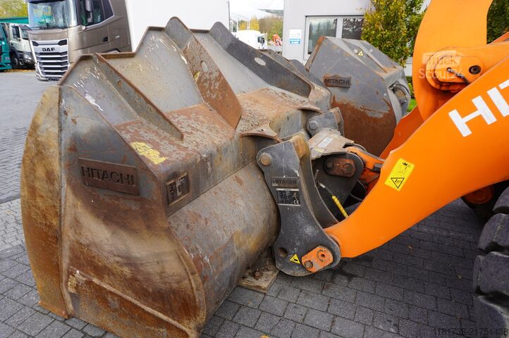 Шарнірно-зчленований навантажувач Hitachi ZW220 articulated loader / 2 buckets