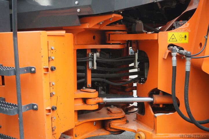 Шарнірно-зчленований навантажувач Hitachi ZW220 articulated loader / 2 buckets