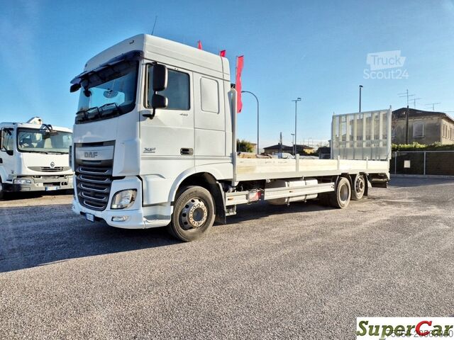 Autocarro con pianale scarrabile e rampa DAF DAF XF 106 440