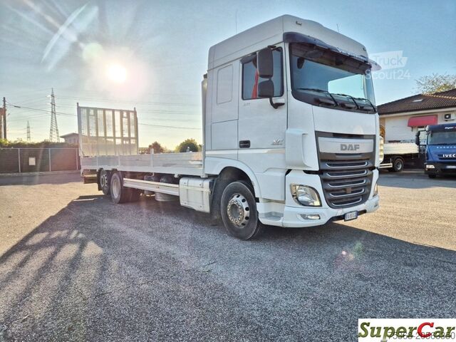 Autocarro con pianale scarrabile e rampa DAF DAF XF 106 440