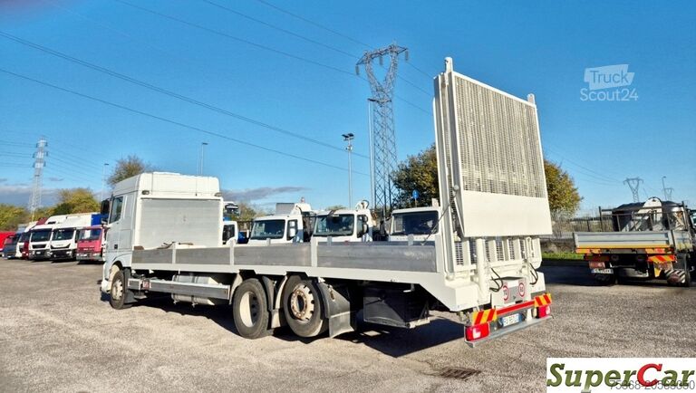 Autocamion cu platformă demontabilă și rampă DAF DAF XF 106 440