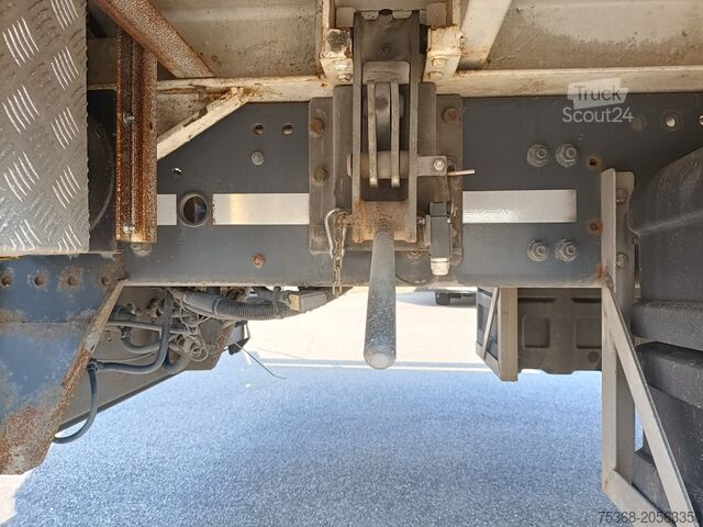 Autocarro con pianale scarrabile e rampa DAF DAF XF 106 440