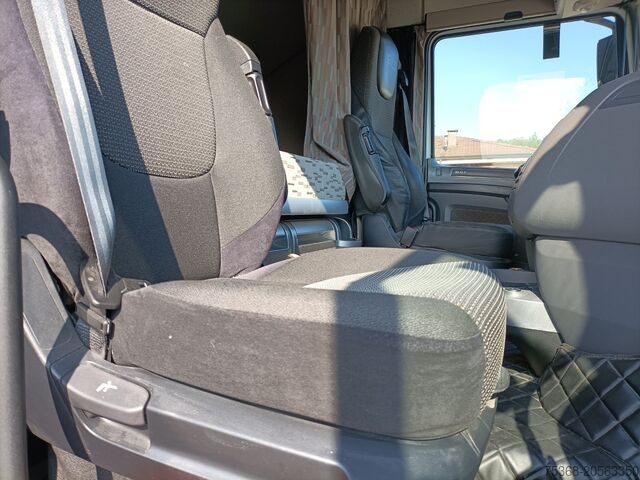 Autocarro con pianale scarrabile e rampa DAF DAF XF 106 440