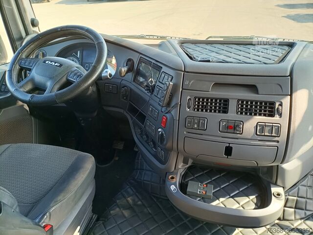 Autocarro con pianale scarrabile e rampa DAF DAF XF 106 440