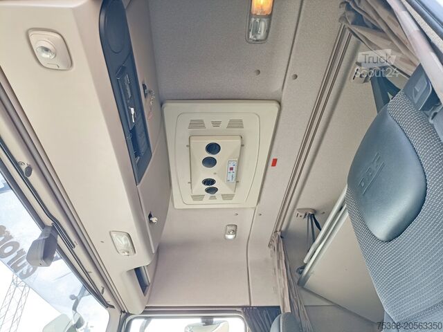 Autocarro con pianale scarrabile e rampa DAF DAF XF 106 440