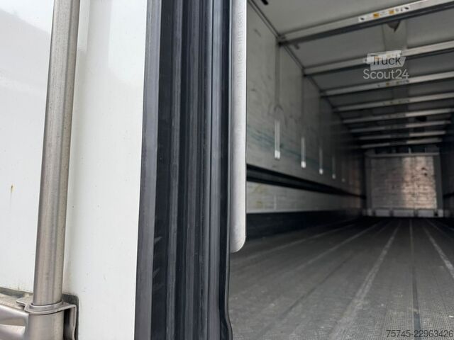 Kylmäkuljetuspuoliperävaunu SCHMITZ CARGOBULL SCB*S3T * DOPPELSTOCK * LIFTACHSE * 2,50 M BREIT