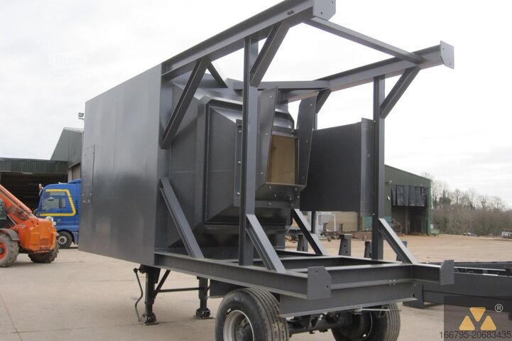 معدات التكسير Delta Mobile surge hopper