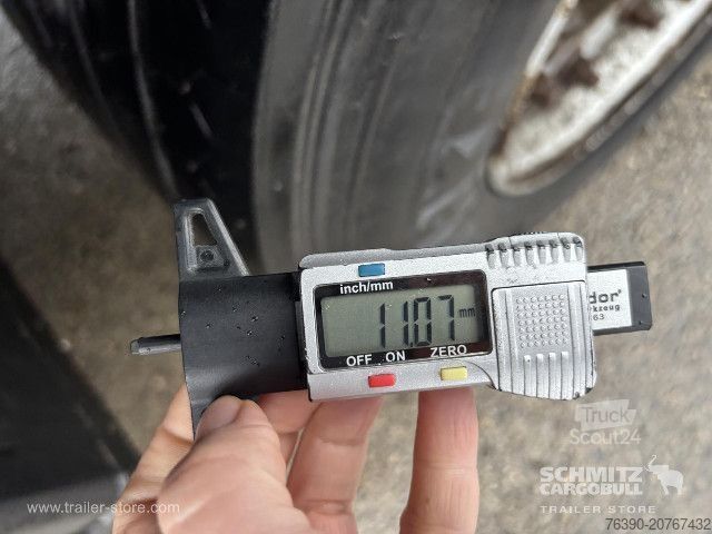 Semiremorcă deschisă cu prelată Schmitz Cargobull Semitrailer Curtainsider Mega
