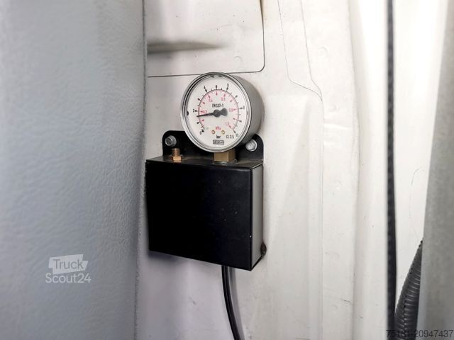 Furgone isotermico frigorifero FORD Transit 2.2TDCI/114KW KÜHLKOFFER 9PAL/ ZWILLING