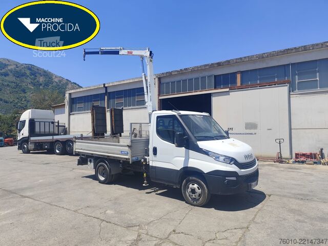 شاحنة فان مزودة برافعة Iveco Daily 35-120