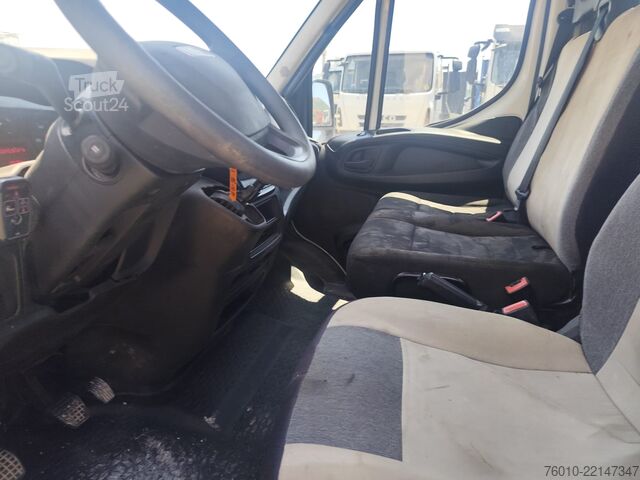شاحنة فان مزودة برافعة Iveco Daily 35-120