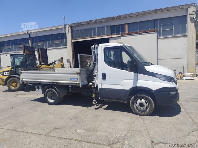 شاحنة فان مزودة برافعة Iveco Daily 35-120