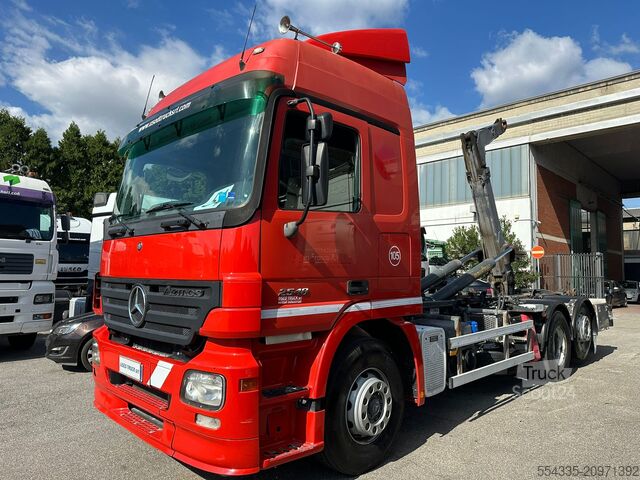 Kamion z zamenljivo nadgradnjo Mercedes-Benz Actros 2545 Scarrabile