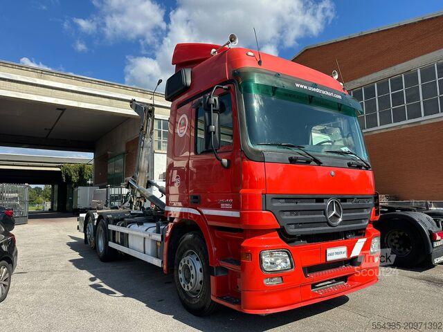 Kamion z zamenljivo nadgradnjo Mercedes-Benz Actros 2545 Scarrabile
