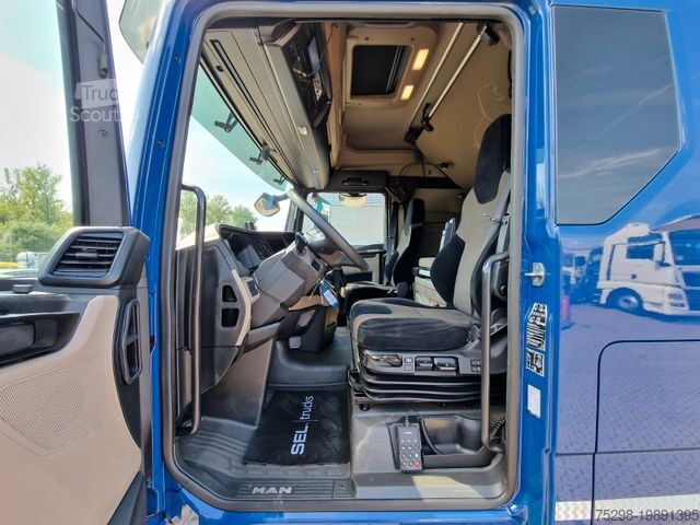 Ciągnik siodłowy typu volume MAN TGX 18.510 4x2 LL SA / Retarder / 2 Tanks / Navi