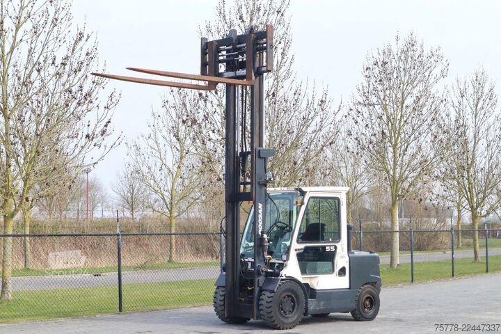 رافعة شوكية Doosan D55C-5 | 5500 KG | SIDESHIFT | POSITIONERS