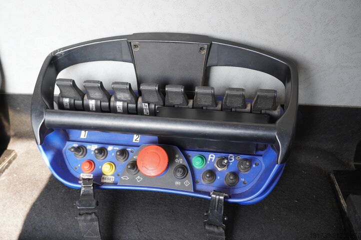 Кран-маніпулятор Mercedes-Benz Antos 3240 8×2 / Typhoon L170Z3 crane