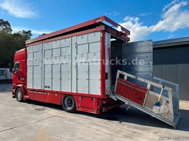 Samochód do przewozu bydła SCANIA R520 V8 4x2 Blatt/Luft KA-BA 3-Stock m. Hubdach