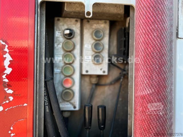 Samochód do przewozu bydła SCANIA R520 V8 4x2 Blatt/Luft KA-BA 3-Stock m. Hubdach