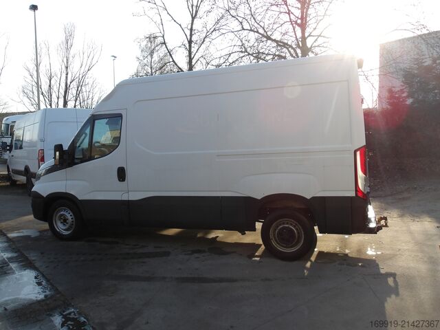 Skåpbil Iveco Daily 35S18