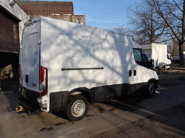 Skåpbil Iveco Daily 35S18