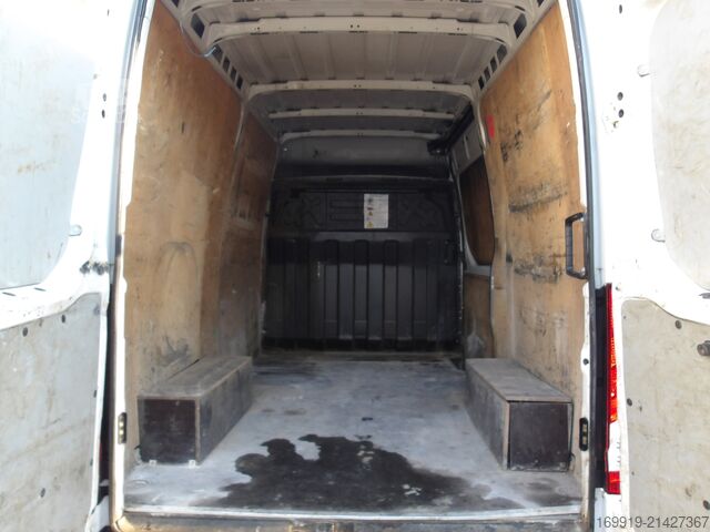 Skåpbil Iveco Daily 35S18