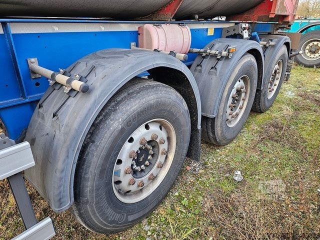 Vekselpåbygg-semitrailer SCHMITZ CARGOBULL Tankchassis mit Tankcontainer, 375.678 Km