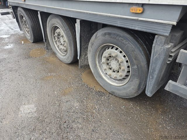 Semiremorcă frigorifică SCHMITZ CARGOBULL Tiefkühler, 3 Kammern, Lift, LBW, SCB*S3B