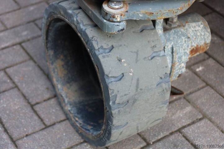 Ножичний підйомник Holland Lift Ecostar HL-11816  Electric, 14m Working Height, 30