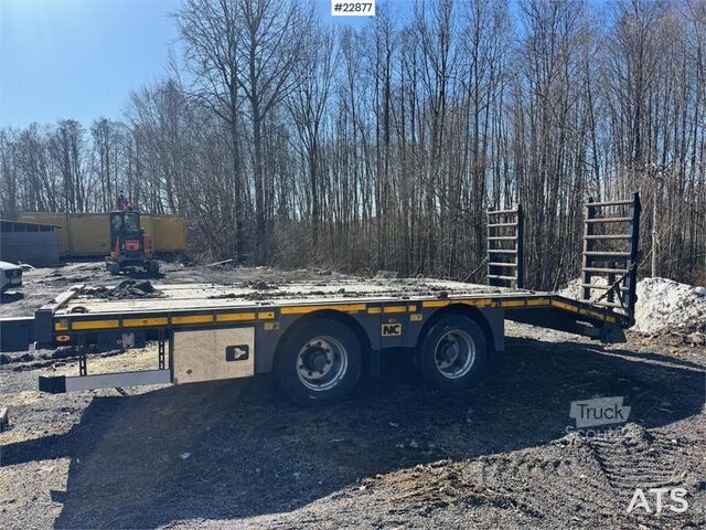 Low loader NC machinery trailer with manual loading ramps