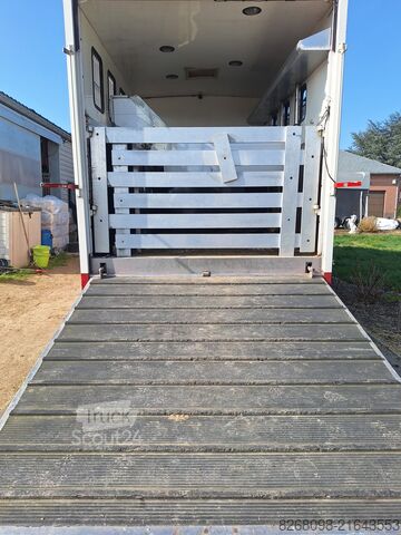 Przyczepa do przewozu zwierząt Iveco 