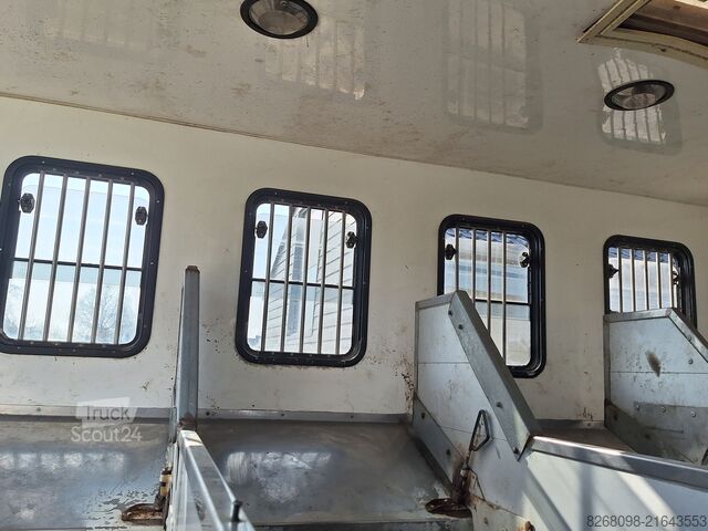 Przyczepa do przewozu zwierząt Iveco 