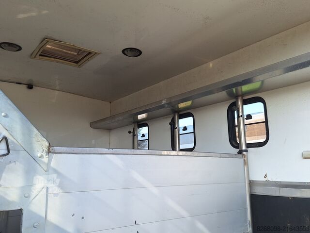 Przyczepa do przewozu zwierząt Iveco 