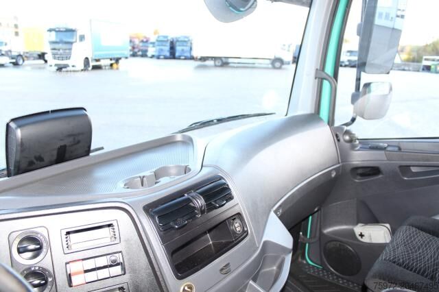 Valníkový nákladní automobil s plachtou Mercedes-Benz Atego 1221L EXPORT