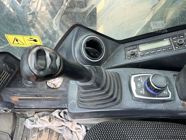 Vikšrinis ekskavatorius Hyundai HX300 NL with a bucket