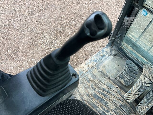 Vikšrinis ekskavatorius Hyundai HX300 NL with a bucket