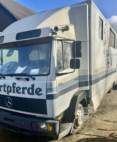 Hestetransportør, lastebil med skap Mercedes-Benz MB 817 L