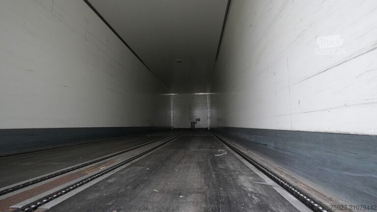 Koffer Jumbo 3 AXLE CLOSED BOX WITH CHAIN SYSTEM