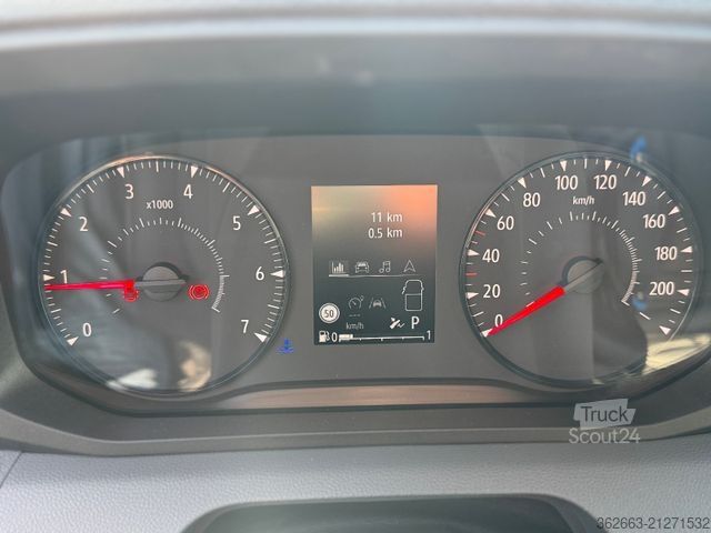 Livestock transporter RENAULT Master ZF 9-GANG AUTOM. 2025er STX, 3-Haras