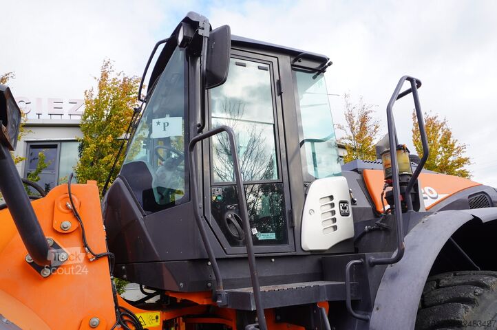 Încărcător articulat Hitachi ZW220 articulated loader / 2 buckets