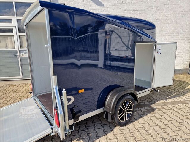 Resväska Cheval Liberté schöner blauer Anhänger aerodynamisch Leichtmetallräder Heckrampe Tür