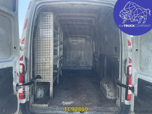 Furgão de painéis Renault Master 120.35 L3H3