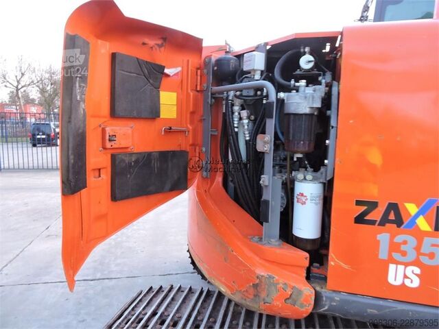 Ķēžu ekskavators HITACHI ZX135