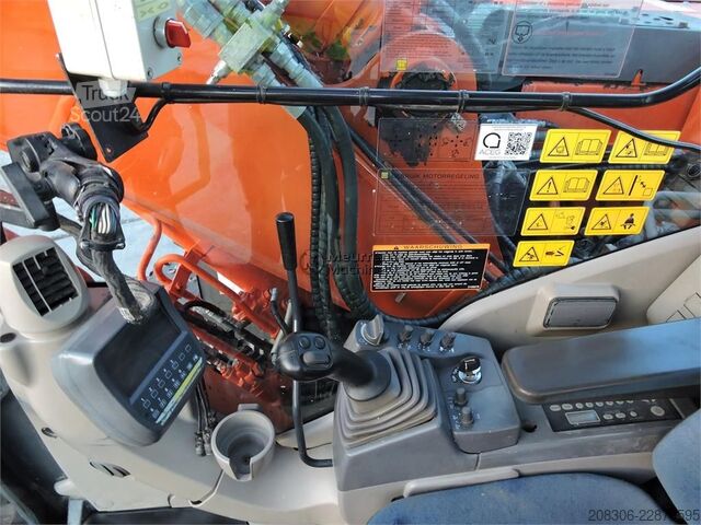 Ķēžu ekskavators HITACHI ZX135